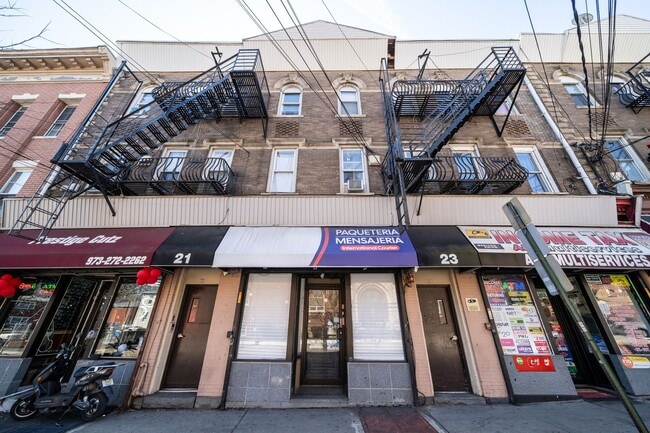 Building Photo - 21R Monroe St Unit 21-STR.-R