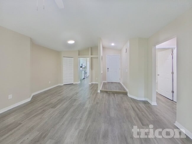 Photo - 947 Sandywood Dr