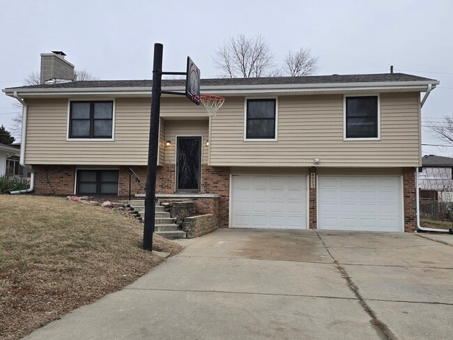 Building Photo - 4923 Robin Drive Unit Robin