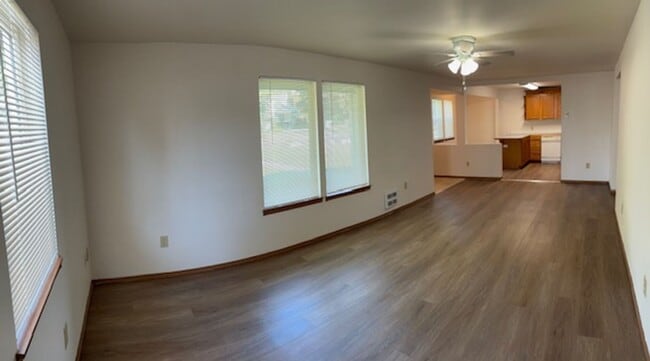Photo - $1,495 / 2br - 947ft2 - Newly updated 2 bed 1 bath Northside House #1527 Dog Friendly!