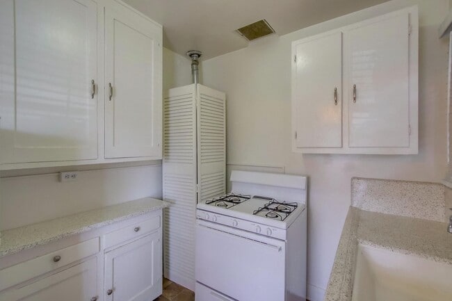 Photo - Spanish Craftsman Garden Apartments Bankers Hill Unit 3523 1/2