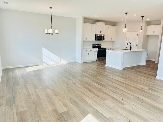 Photo - 853 York Aly