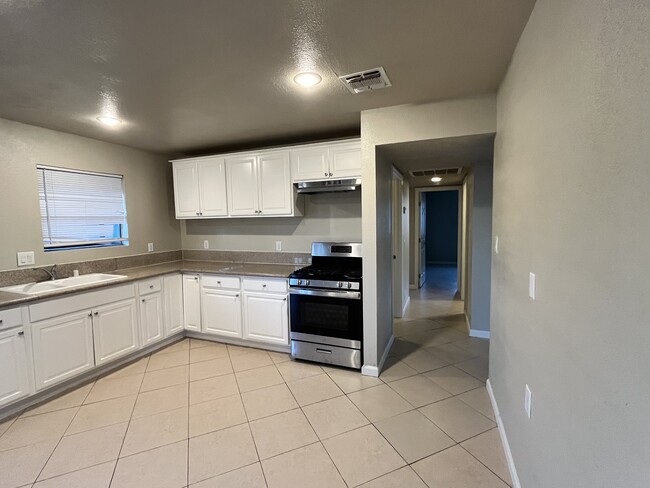 Photo - 8512 Tamarack Ave