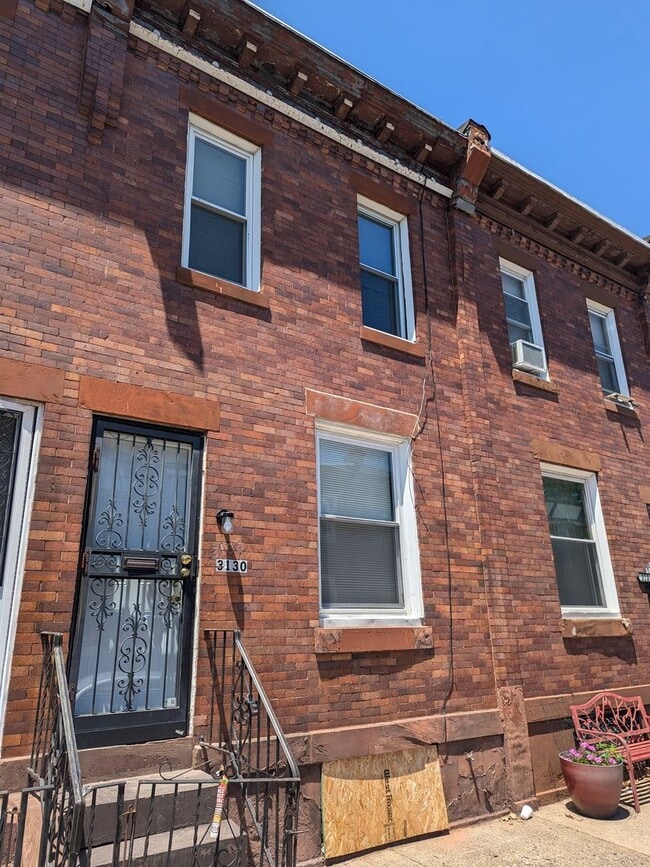 Building Photo - Lovely Home - North Philadelphia