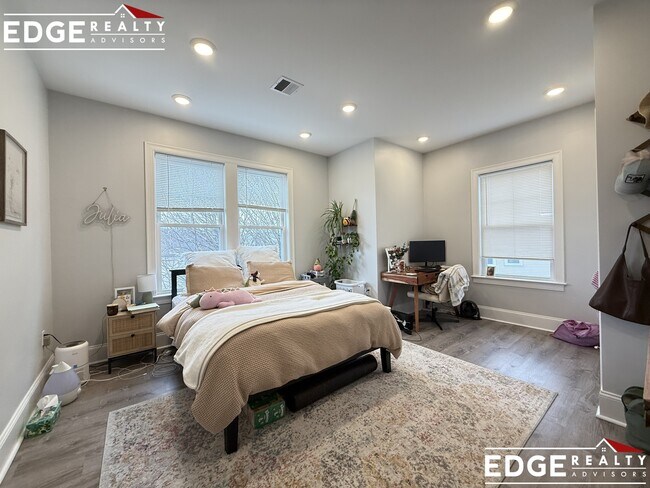 Photo - 225 N Harvard St