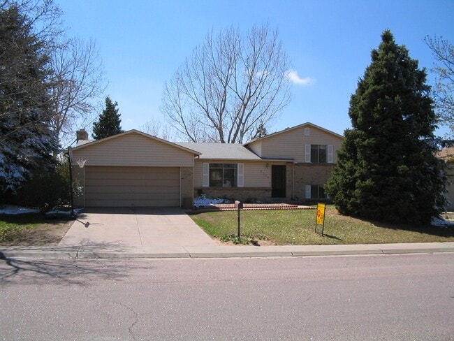 Building Photo - Spacious 3 Bed + Office, 2 Bath Single Fam... Rental