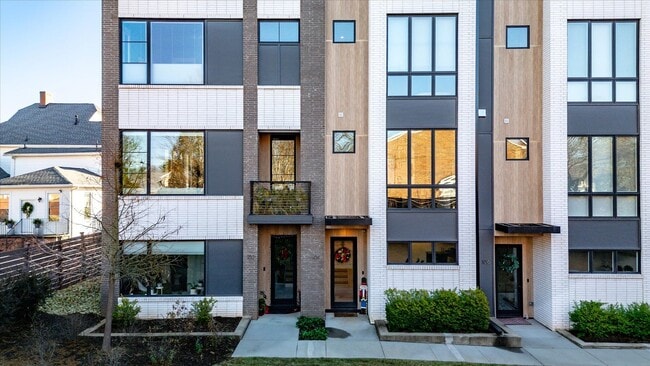 Building Photo - Stunning 3/2.5 Located on North Main Street, Downtown Greenville!