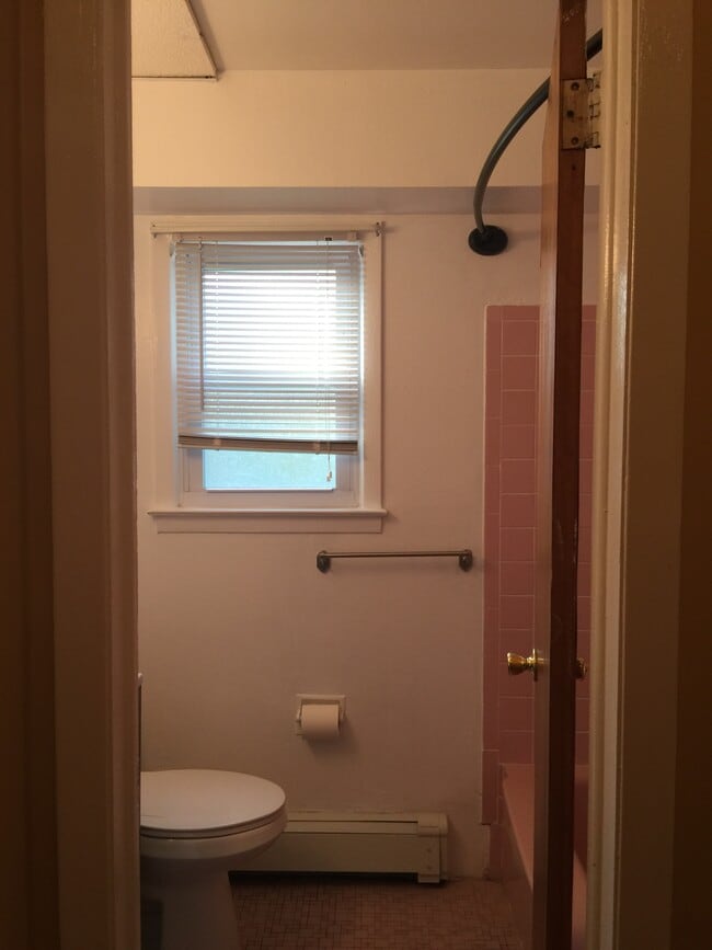 Bañera y ducha - 105 Garfield Ave Unidad Two family home