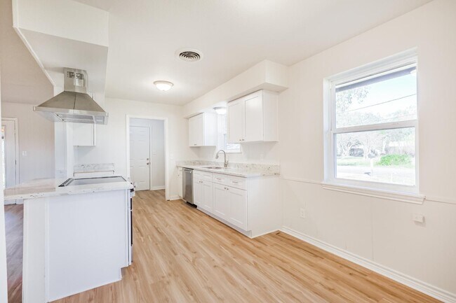 Photo - 802 Wright St