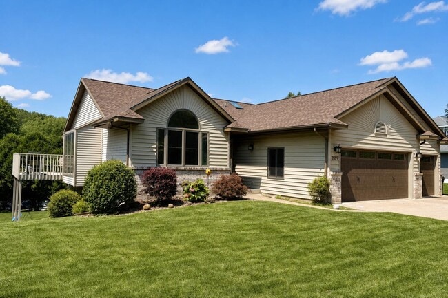 Building Photo - 209 E Larkspur Ln