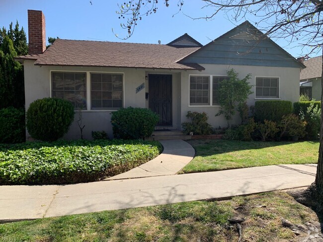 Building Photo - Beautiful Cottage Style Front Unit of Sher... Rental