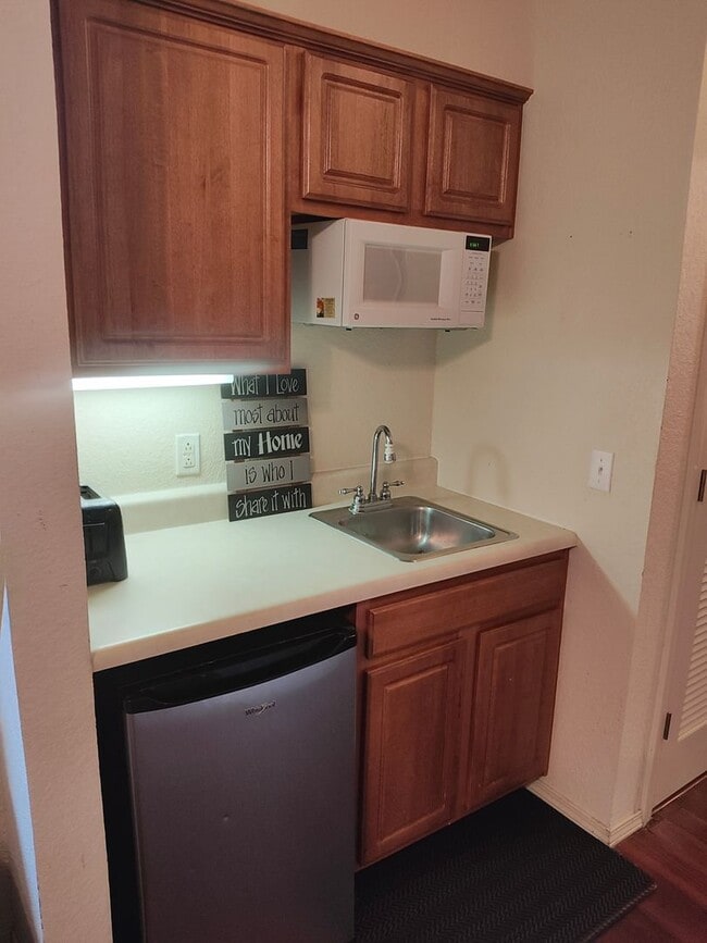 Photo - Furnished 1 bedroom 1 bath near Silver Dol... Unit 1