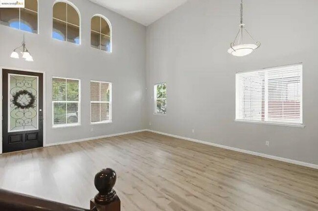 Photo - 145 Warhol Way