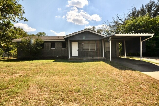 Building Photo - FOR LEASE! 2 Bedroom, 1.5 Bathroom - Brick...