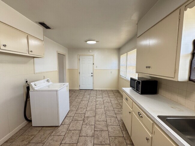 Photo - Cozy 2/1 Single-Family Home with Fresh Floors & 1-Car Garage