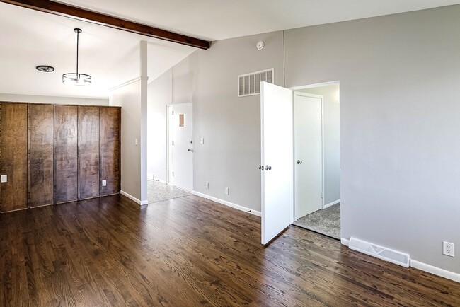 Building Photo - Top-Floor 2-Bedroom Apartment with Vaulted Ceilings! Unit 11
