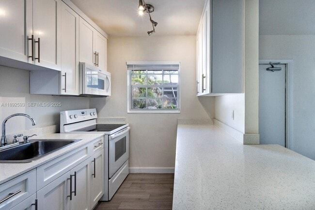 Building Photo - 6511 Santona St Unit C18