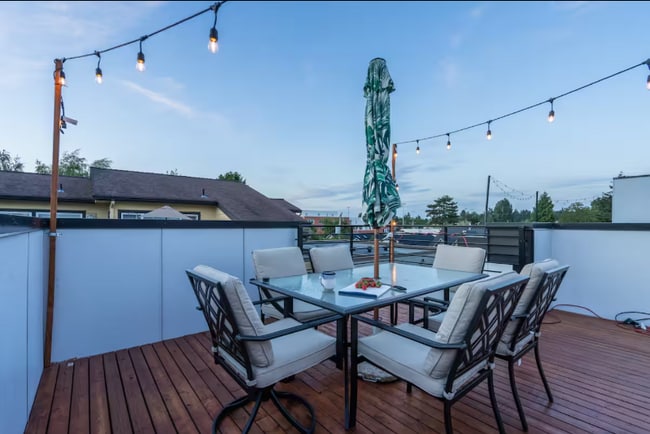 Photo - 8839 Midvale Ave N