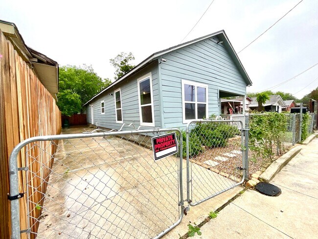 Photo - Move-In Ready 2BD/1BA – Laminate Floors, Fenced Yard & Prime Location! ACCEPTS SECTION 8