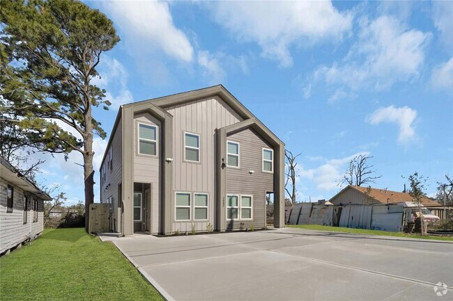 Building Photo - 7987 Chateau St Unit B Rental