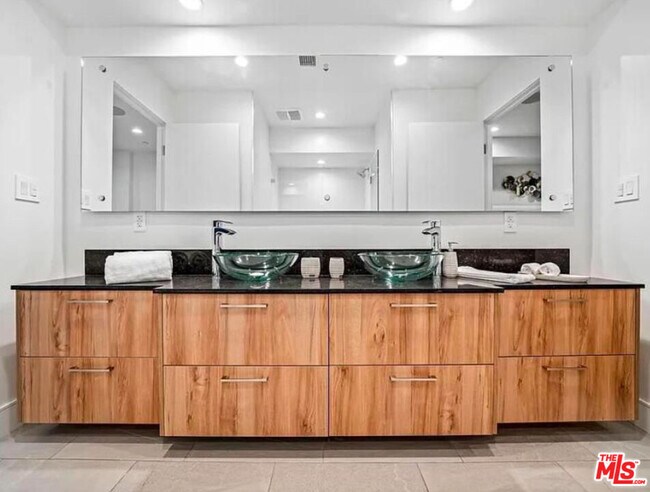 Photo - 1445 N Martel Ave