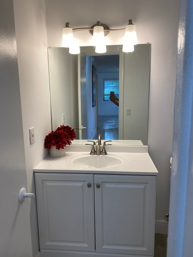 Photo - 600 Biscayne Dr Unit Flamingo park Apartment