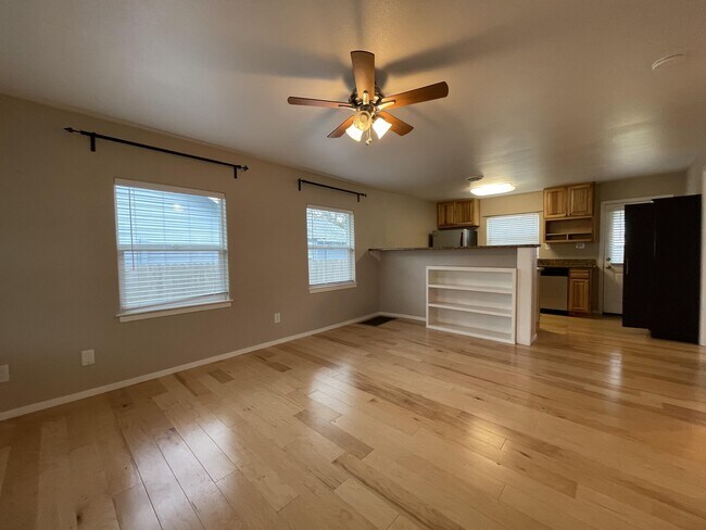 Photo - 570 E 19th St