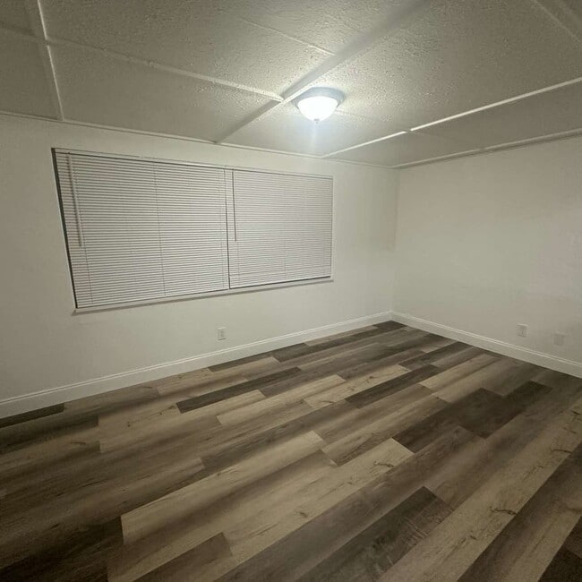 Building Photo - 3 bedroom 2 bath home with lawn cutting in...