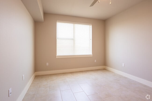 1BR, 1BA - 797SF