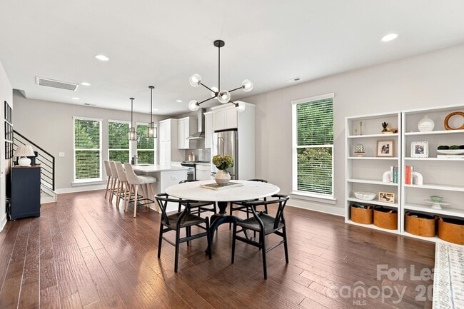 Photo - 340 Uptown W Dr