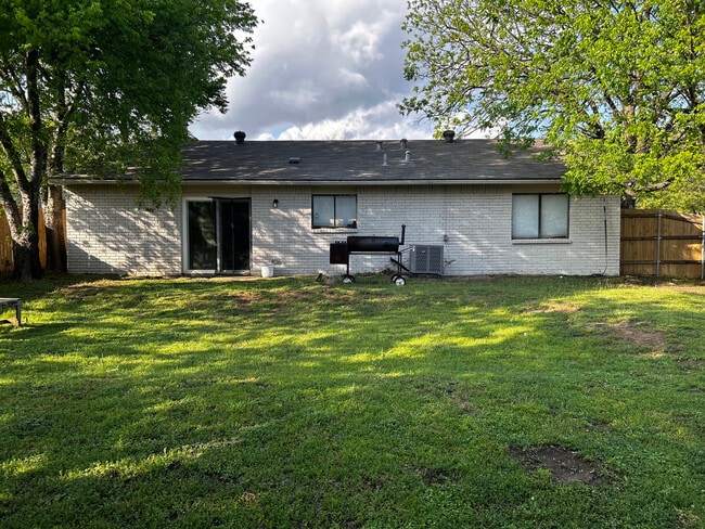 Building Photo - 7302 Hedge Dr