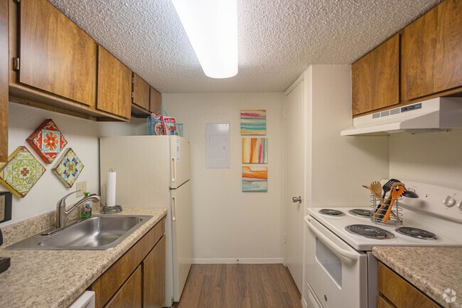 2BR, 2BA - 900SF
