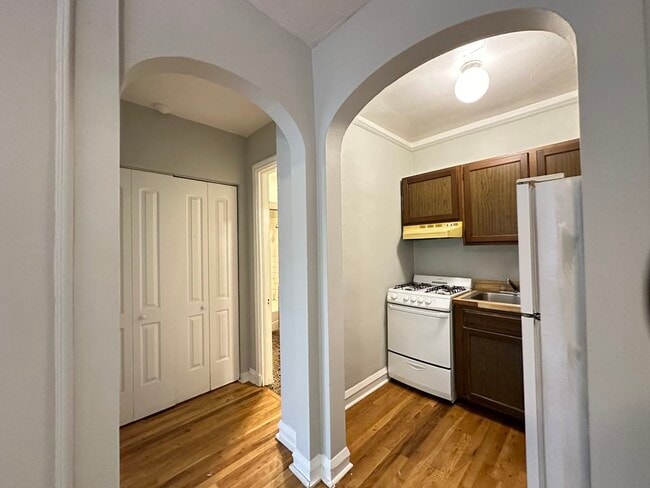 Photo - 823 W Wolfram St Unit 203