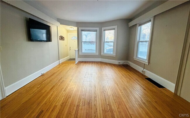 Photo - 1322 E Genesee St