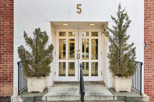 Photo - 5 Roosevelt Pl Unit 1E