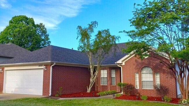Building Photo - 2225 Redwood Dr Rental