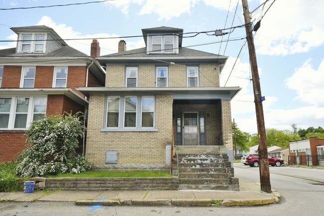 Charming 3-bedroom, 1-bathroom house locat... - Charming 3-bedroom, 1-bathroom house locat...