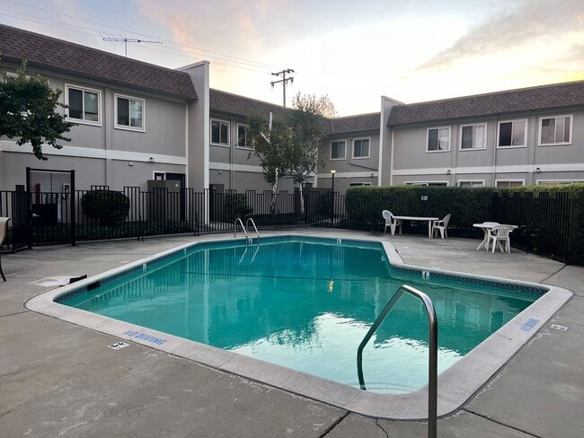 Photo - SUNNYVALE- 2 Bedroom 1.5 Bath Condominium -Washer & Dryer Included Unidad 6