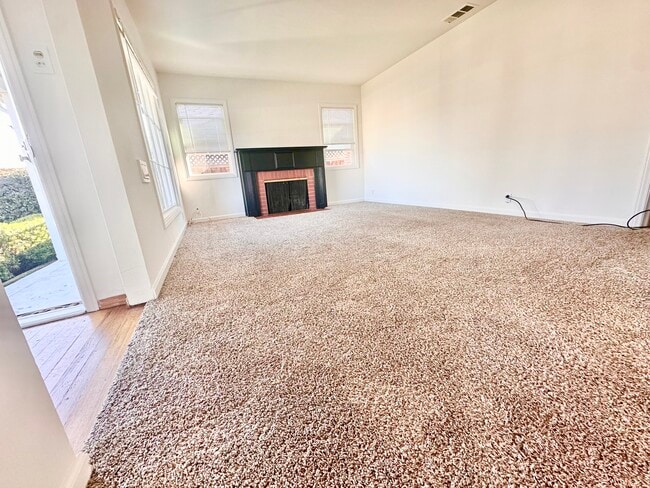 Photo - 82 E Rosemary Ln