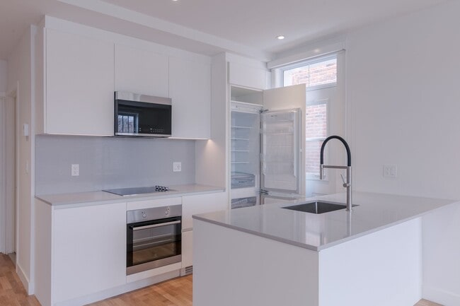 Building Photo - 3730 Chemin Queen Mary Unit 302