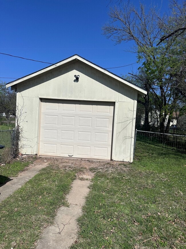 Photo - 3625 Maple Ave