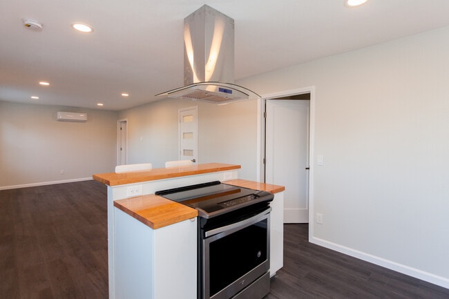 Electric cooktop and stove. Wall mount Air conditioning/heater - 4358 Aragon Dr
