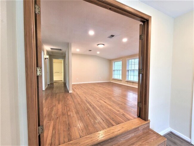 Photo - 503 Riveredge Dr