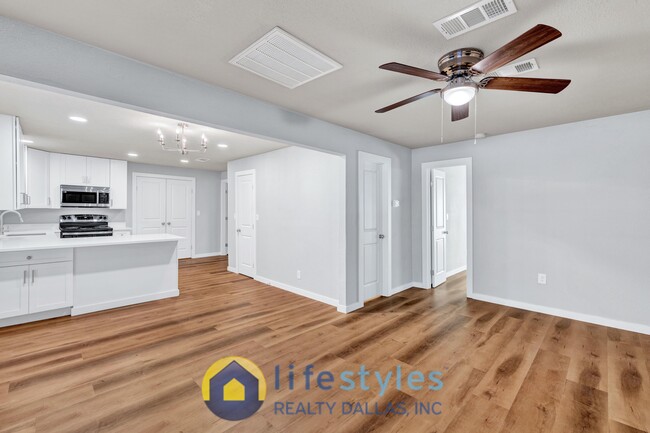 Photo - 717 Bonham St