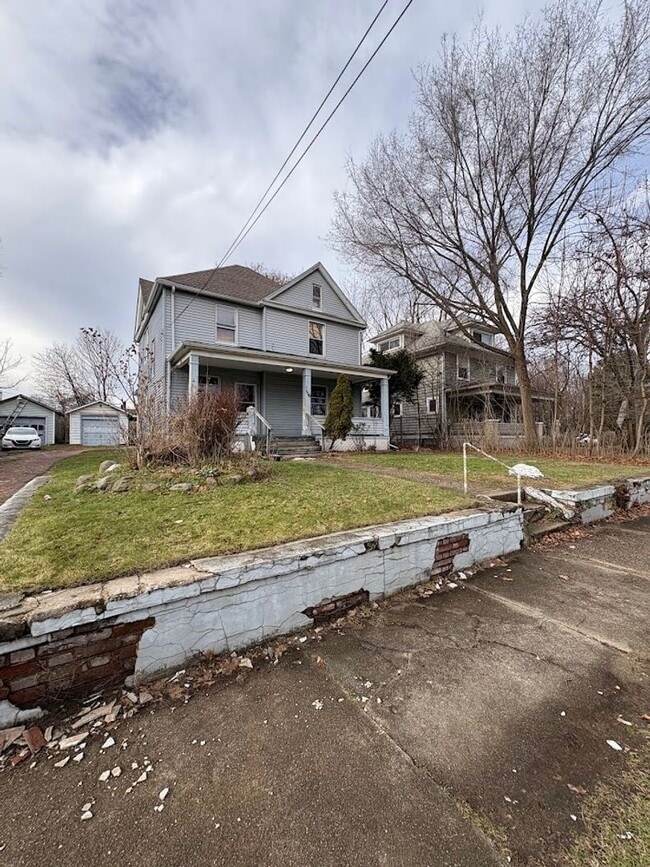 Building Photo - Large 4 bedrooms 2 full bathroom home for rent