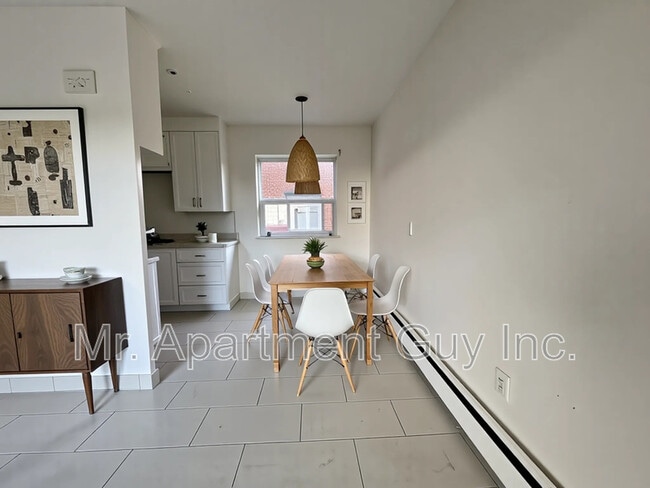 Photo - 37 Wellington St S