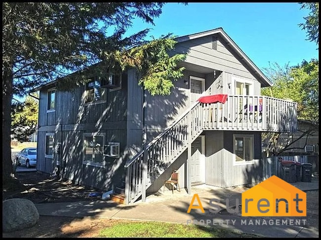 Building Photo - Cozy 2 Bedroom Upstairs Apartment