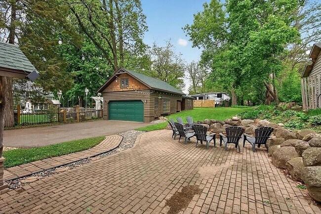 944 Mahtomedi Ave