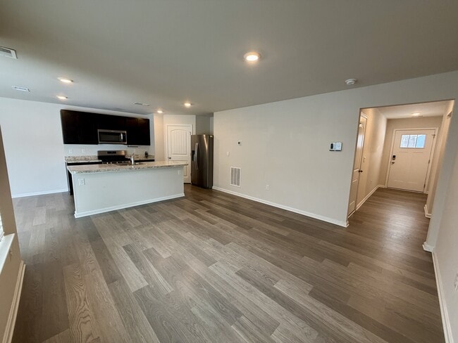 Photo - 633 Currant Cir