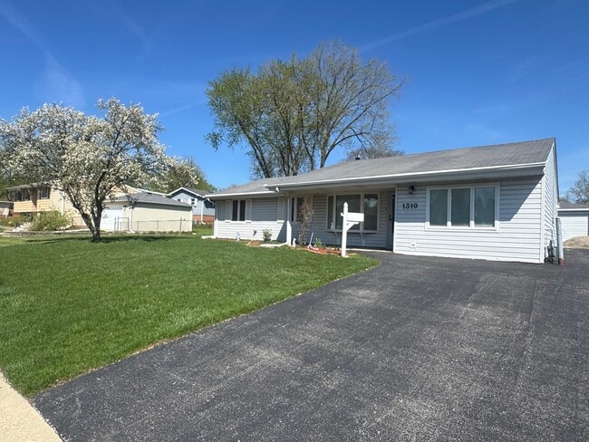 Photo - 1310 Somerset Ln